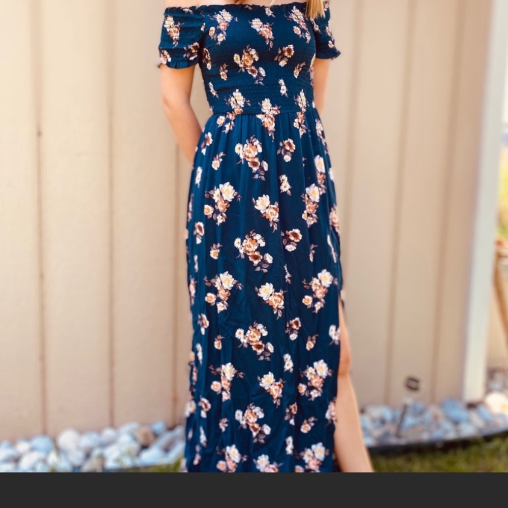 🆕 Off the shoulder navy floral maxi dress